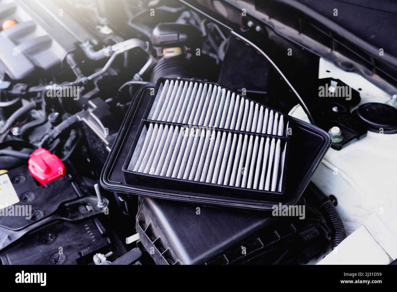 Luftfilter des Motoransaugsystems am Luftfilterkasten des Fahrzeugs Stockfoto