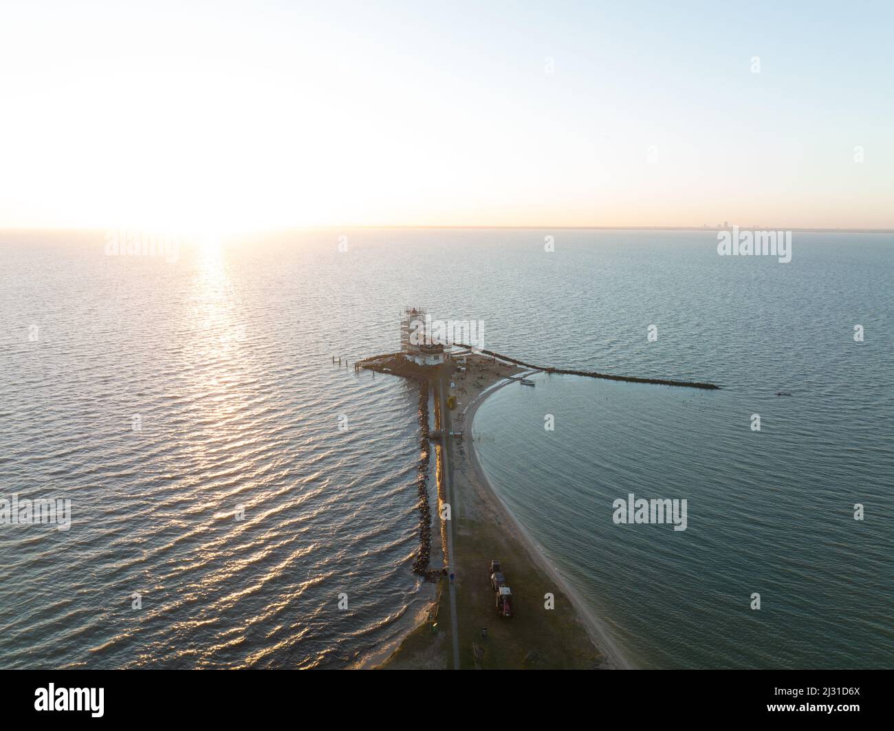 Luftaufnahme des Paard van Marken bei Sonnenaufgang traditionelles historisches Wahrzeichen Lichthaus am Ufer der Insel Marken in der Stockfoto