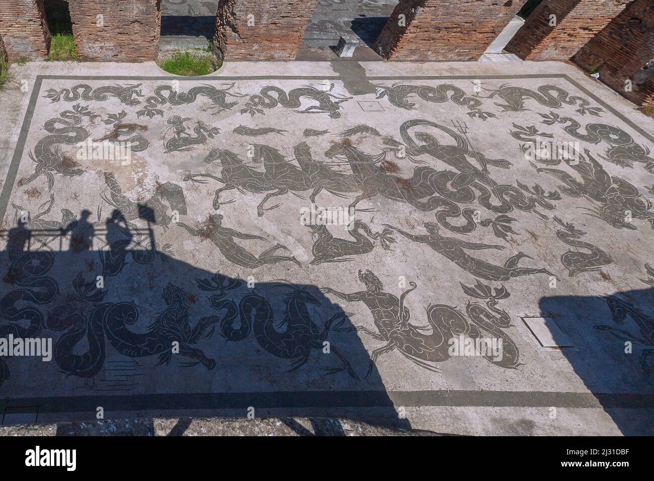 Rom, Ostia Antica, Terme di Nettuno, Mosaikboden, Schatten der Touristen auf der Aussichtsterrasse Stockfoto