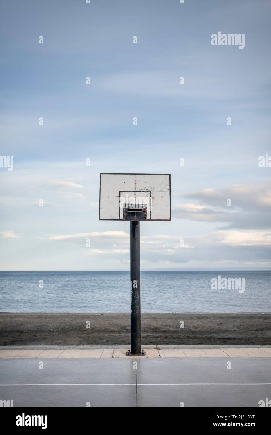 Basketballkorb am Strand in Punta Arenas, Patagonien, Chile, Südamerika Stockfoto