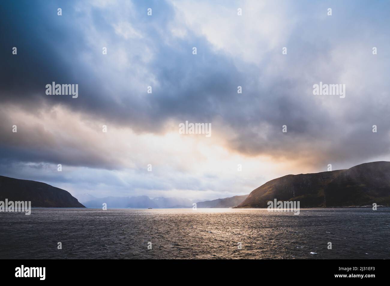 Felsformationen mit einem Schiff am Horizont in Märe und Romsdal, Hurtigrute, Norwegen Stockfoto