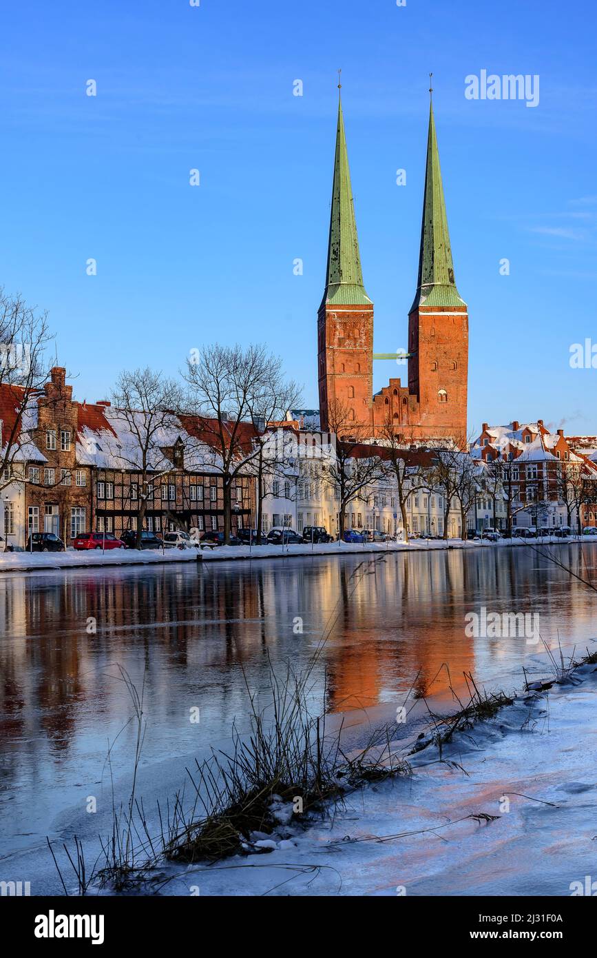 Blick auf den Dom an der Obertrave, Lübeck, Lübecker Bucht, Schleswig Holstein, Deutschland Stockfoto