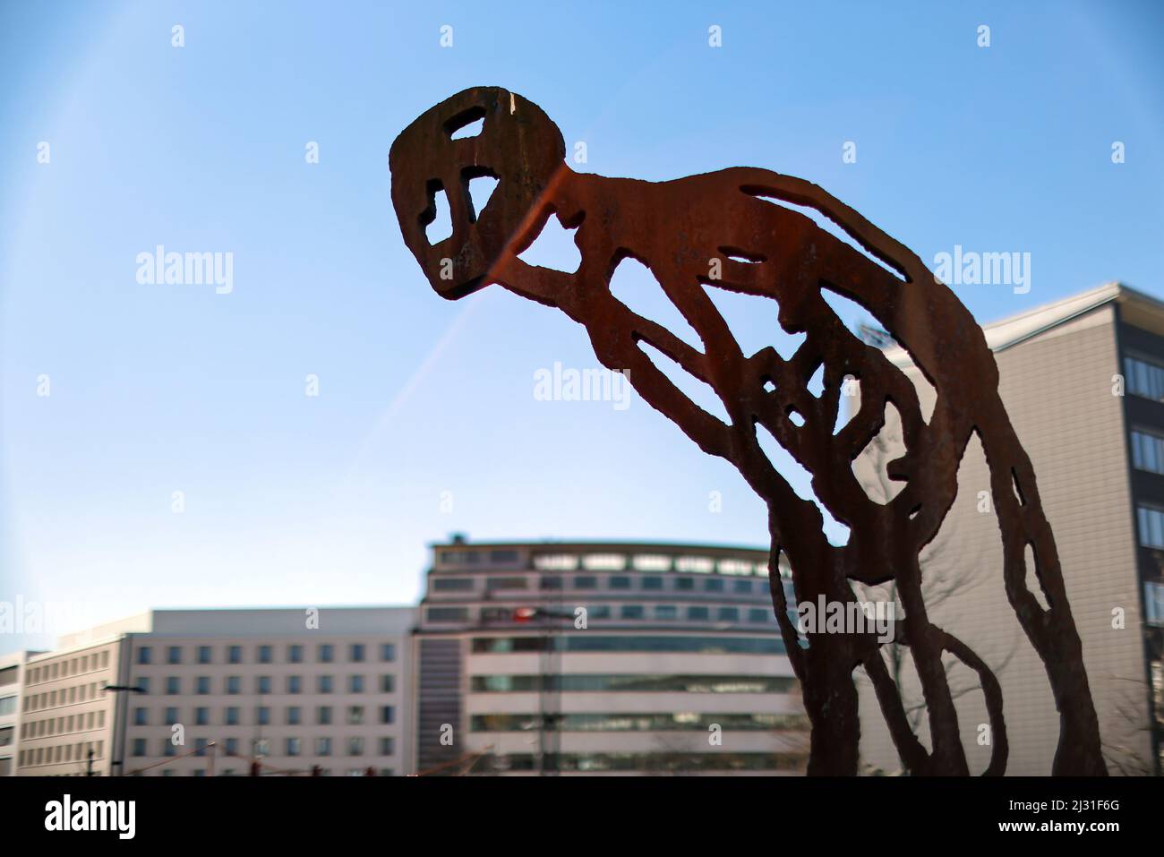 22. März 2022, Sachsen, Chemnitz: Vor dem Technischen Rathaus steht die Skulptur 'Relic of man' des Künstlers Michael Morgner. Morgner wird am 6. April 80 Jahre alt. Zu DDR-Zeiten kämpfte der Maler, Grafiker und Bildhauer für künstlerische Freiheit und lehnte den sozialistischen Realismus ab. Er war Mitglied der Gruppe 'Clara Mosch', die sich mit Tabuthemen wie Umweltschutz und Freiheitslosigkeit befass. Werke von ihm finden sich unter anderem im Sprengel Museum, in den Chemnitzer Kunstsammlungen, im Meissener Dom, in der Eremitage und in der National Gallery of Art in Washington. Foto: Stockfoto