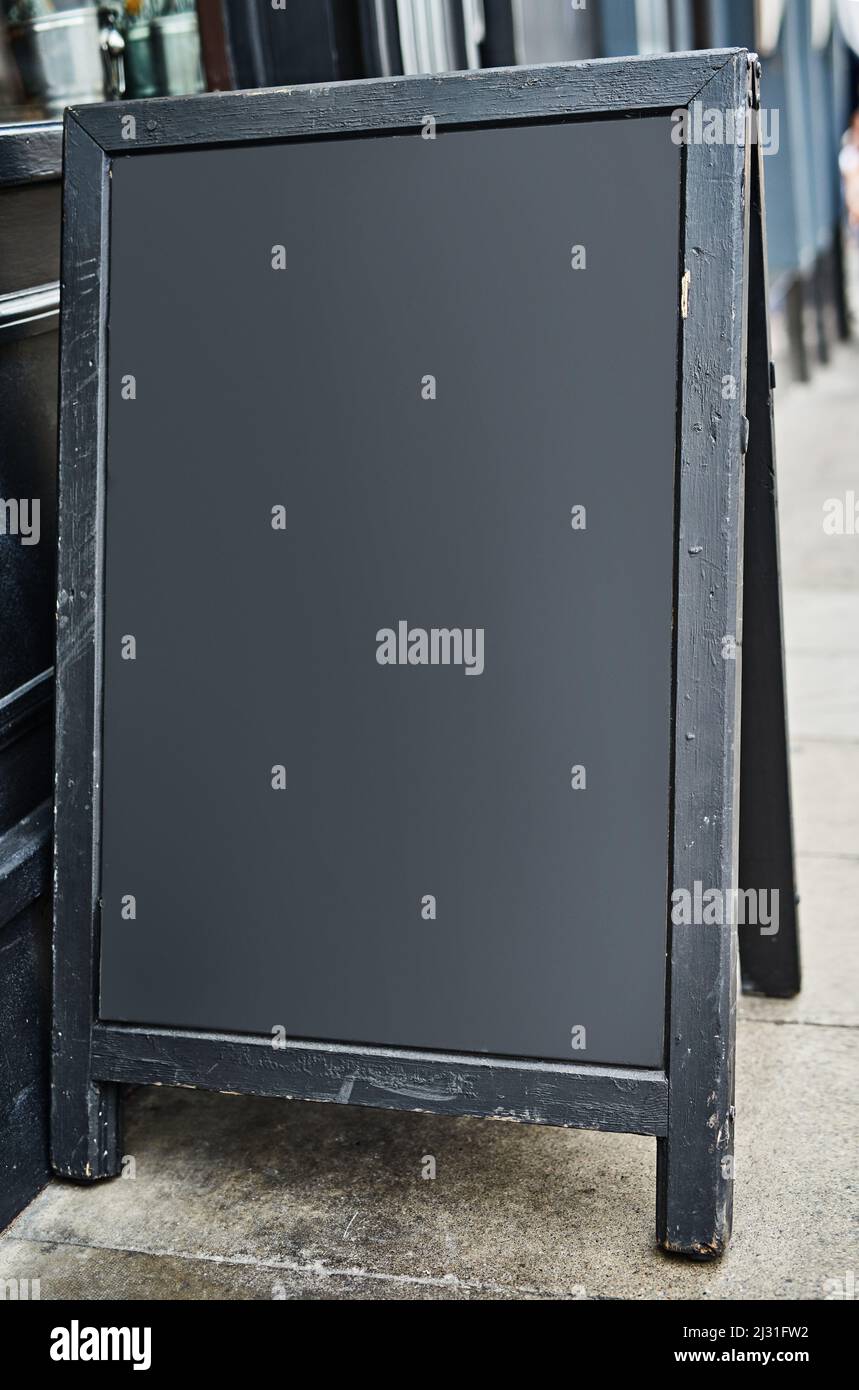 Schauen Sie sich unser tägliches Special an. Aufnahme eines Bürgersteig-Schildes mit Platz für Sie, um Ihren eigenen Text hinzuzufügen. Stockfoto