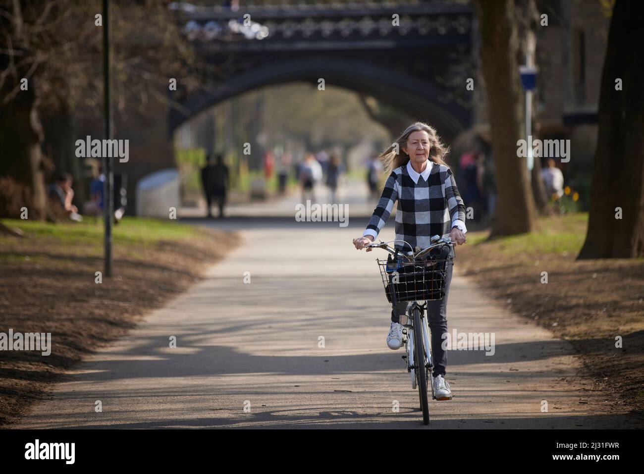 Tower Gardens in der Stadt York, England, North Yorkshire Lady Radfahrer auf einem Fahrrad im Einkaufsstil Stockfoto
