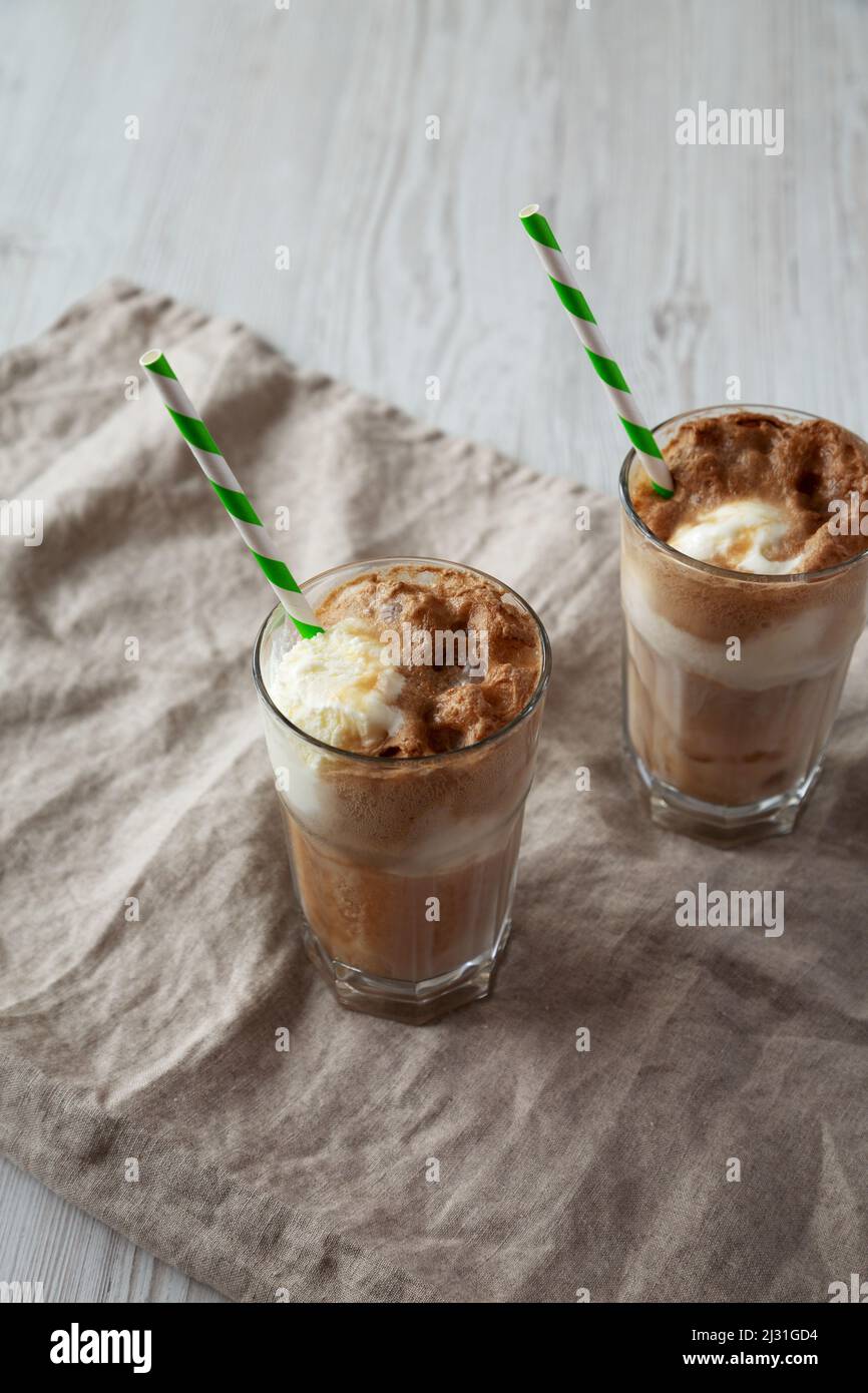 Hausgemachtes Eis schwimmt mit Cola. Süßes Erfrischungsgetränk, Seitenansicht. Stockfoto