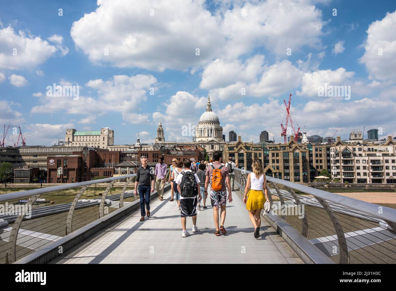 LONDON, Großbritannien - 17. JUNI 2017: Menschen auf dem Weg in Richtung St Paul's Cathedral. Es ist eine anglikanische Kathedrale, der Sitz des Bischofs von London und der Motte Stockfoto