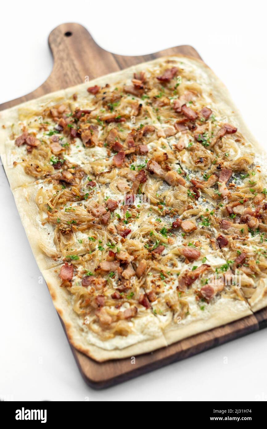 Flammkuchen tarte Flambee traditionelle deutsche elsässische Pizza mit Zwiebeln und Speck Stockfoto