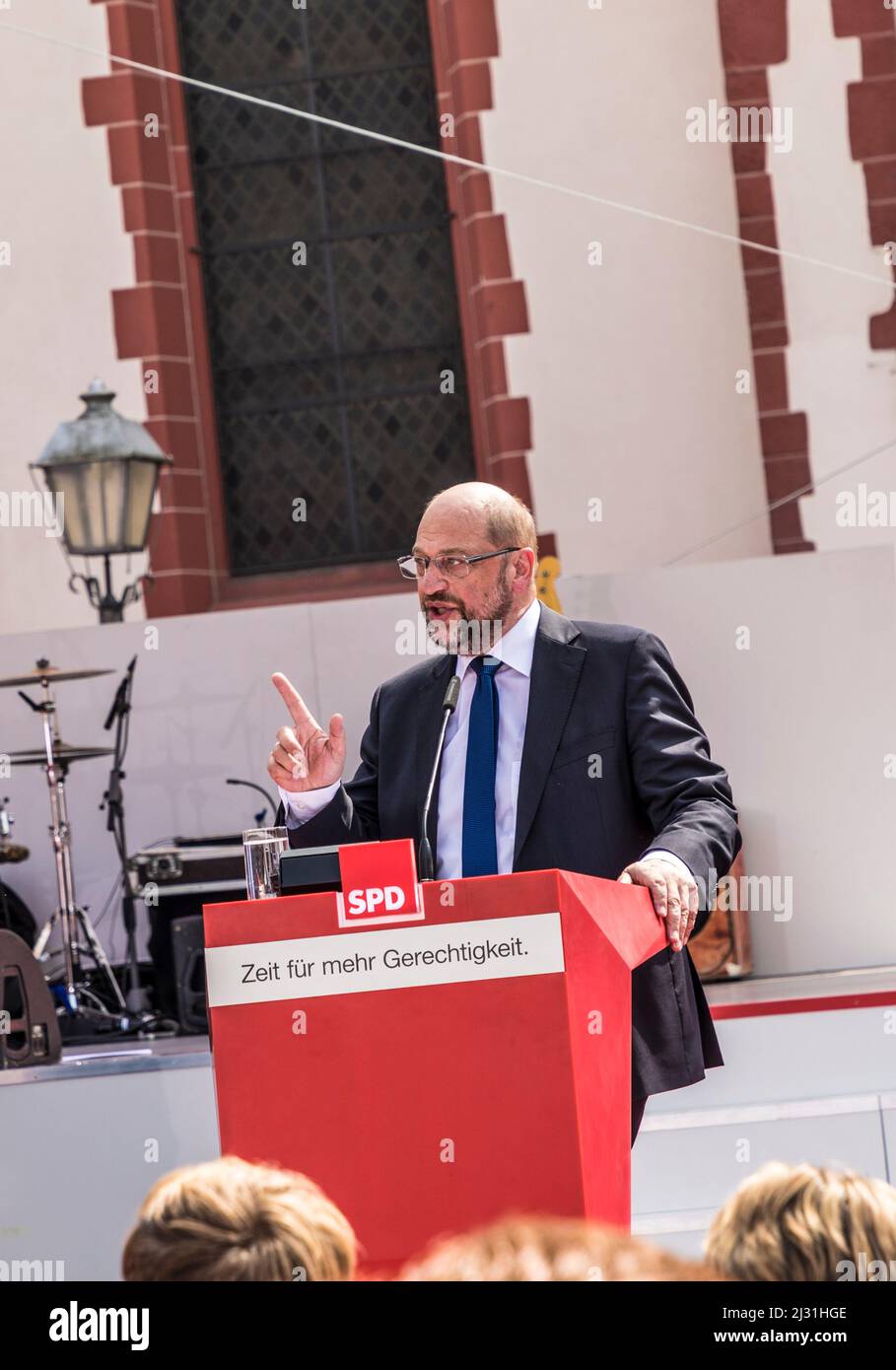 FRANKFURT, DEUTSCHLAND - 25. AUG 2017: Kandidat für die deutsche Kanzlerin Martin Schulz hält eine Rede vor seinem Publikum in Frankfurt am Römerplatz. Stockfoto