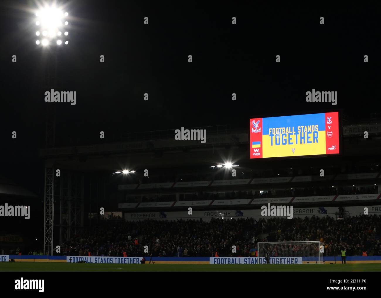 London, England, 4.. April 2022. Auf dem großen Bildschirm wird eine Support-Nachricht angezeigt. Zur Unterstützung der Ukraine während des Spiels der Premier League im Selhurst Park, London. Bildnachweis sollte lauten: Paul Terry / Sportimage Stockfoto