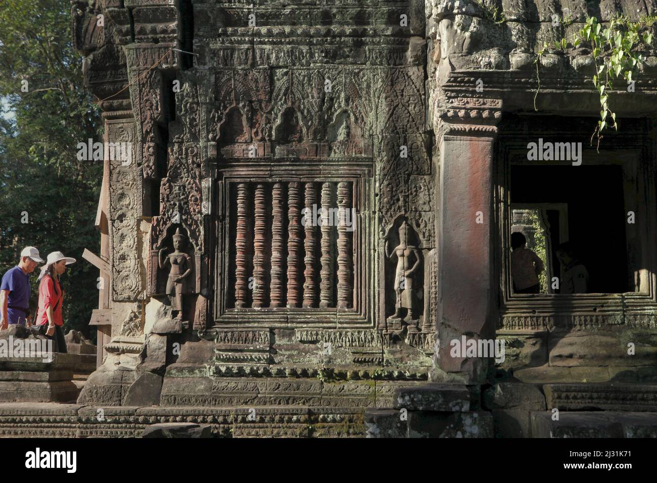 Touristen, die den Ta Prohm Tempel in Siem Reap, Kambodscha betreten. Stockfoto