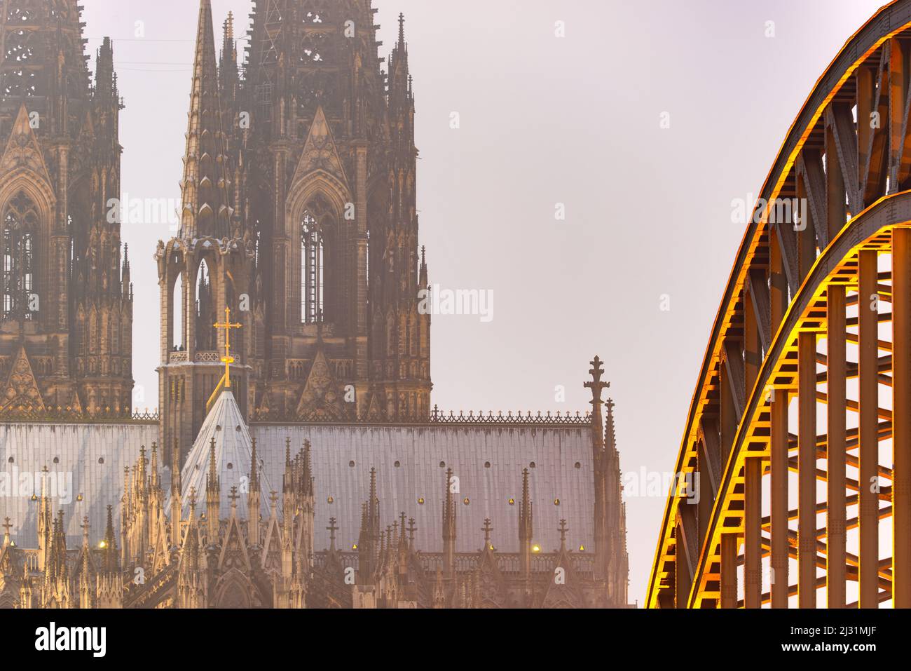 Abendstimmung im Kölner Dom, der Hohenzollernbrücke, Köln, Nordrhein-Westfalen, Deutschland, Europa Stockfoto