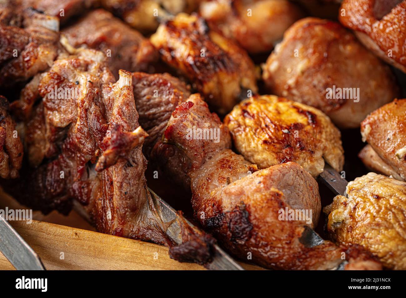Nahaufnahme von verschiedenen gegrillten Schaschlik-Kebabs Stockfoto