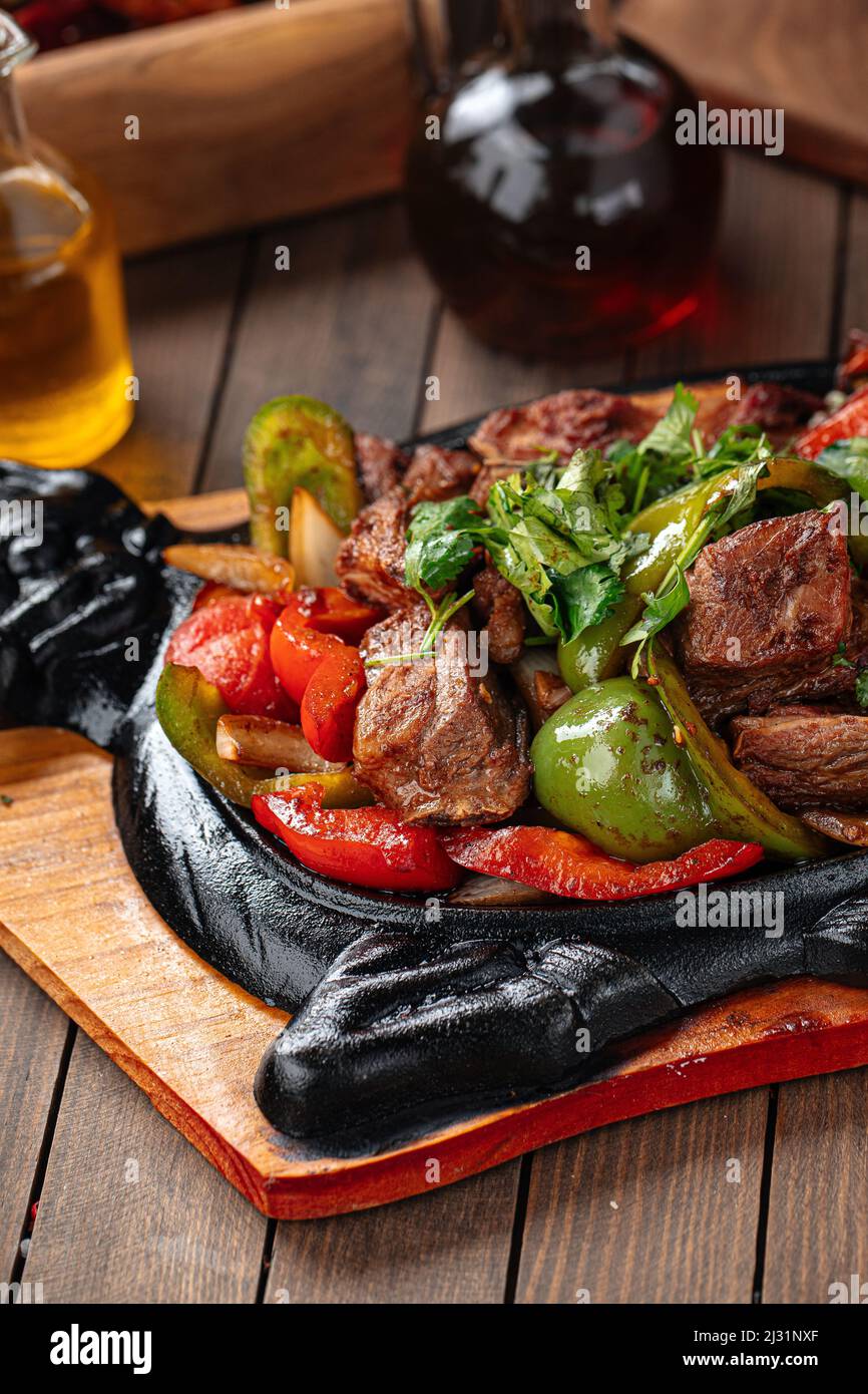 Asiatische Braten gekochtes Fleisch mit Gemüse Stockfoto