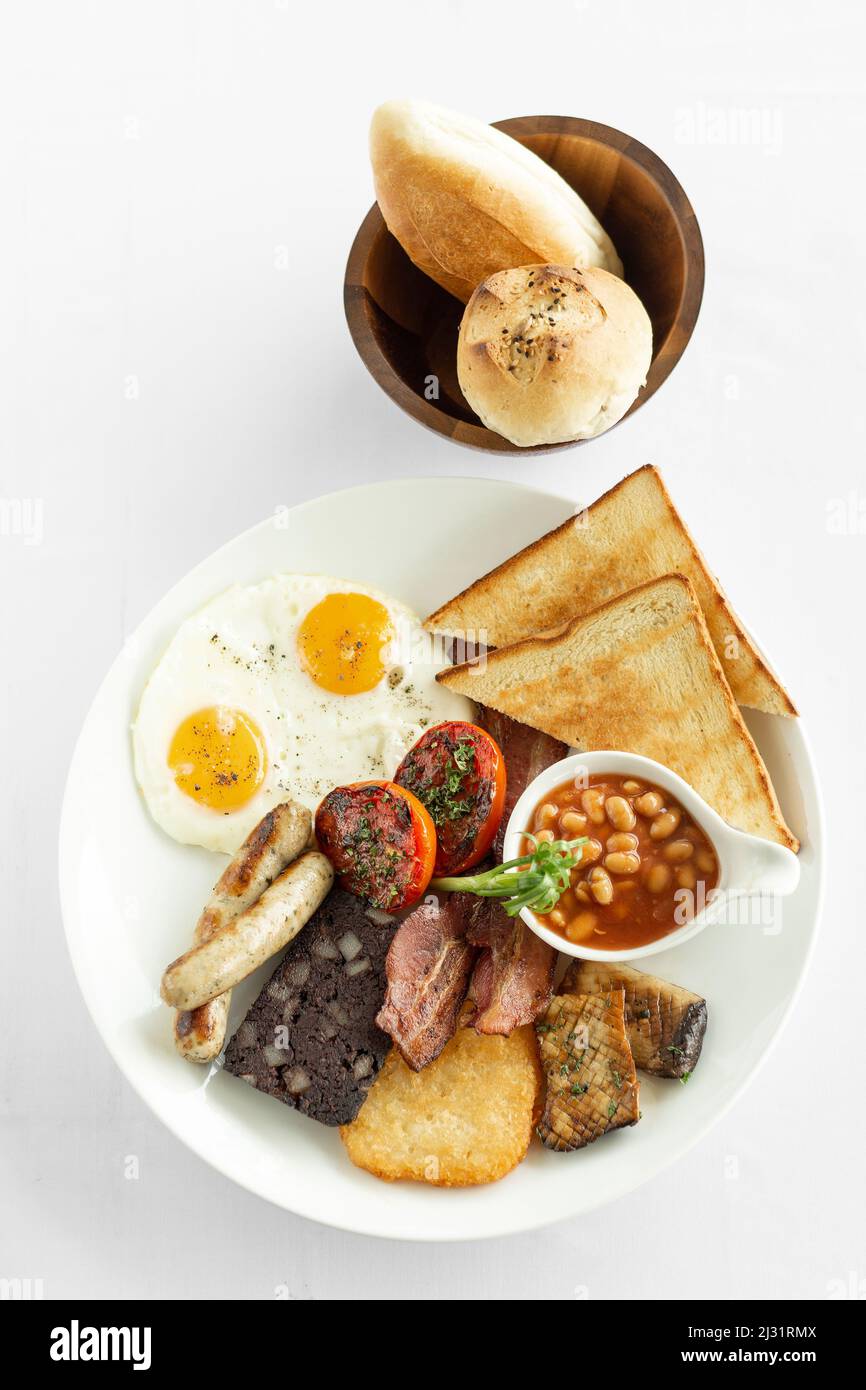 Traditionelles komplettes englisches Frühstück im britischen Londoner Restaurant Stockfoto