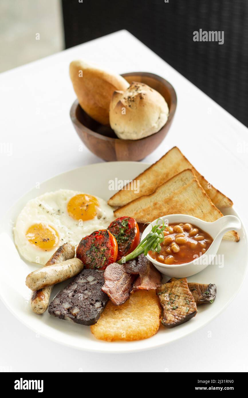 Traditionelles komplettes englisches Frühstück im britischen Londoner Restaurant Stockfoto
