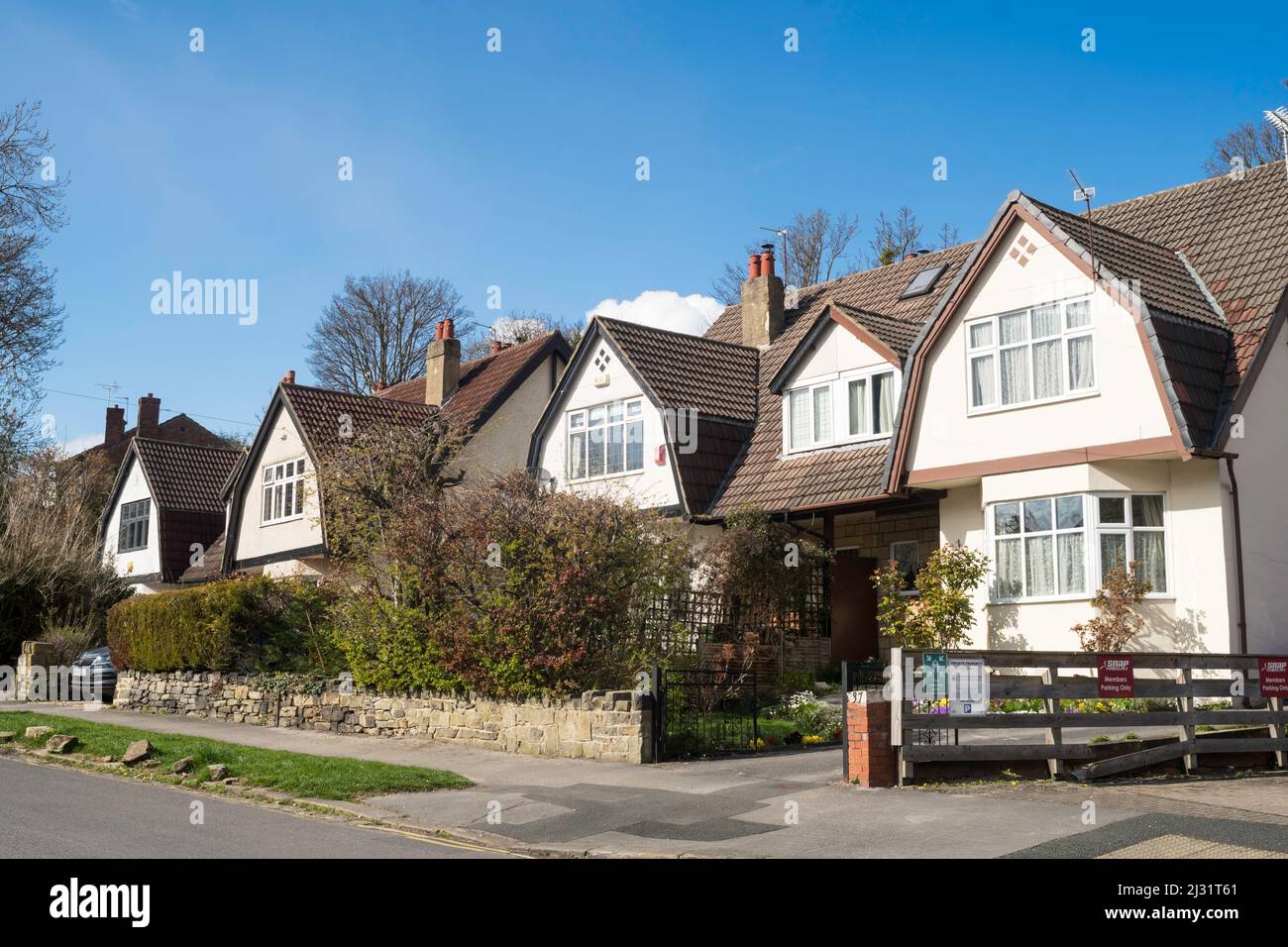 Eine Reihe von Doppelhaushälften oder Häusern am Oakwell Mount in Roundhay, Leeds, Yorkshire, England, Großbritannien Stockfoto