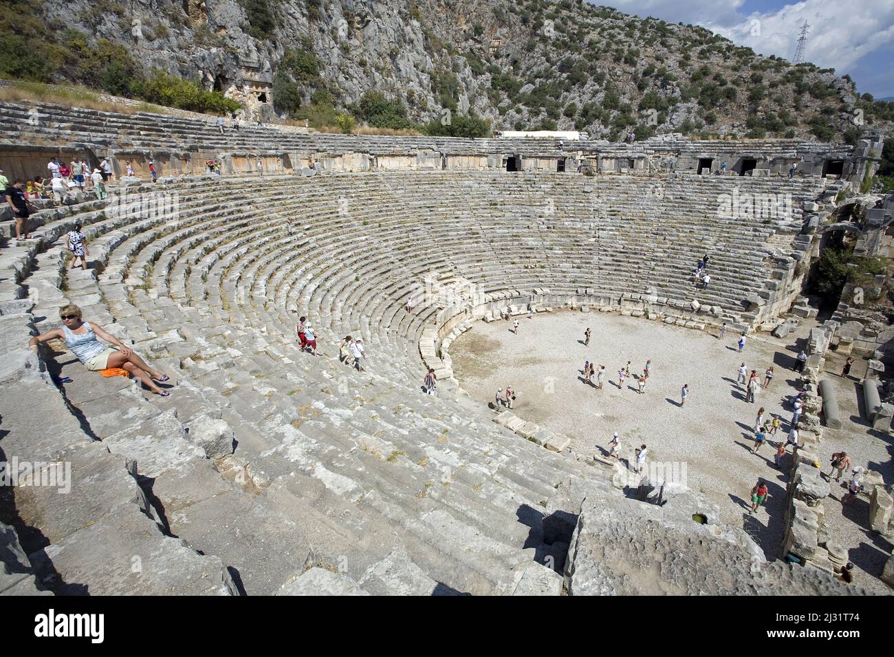 Antiqe Amphitheater an den Felsgräbern von Myra, Demre, Anatolien, der alten Lykien-Region, der Türkei, Mittelmeer Stockfoto