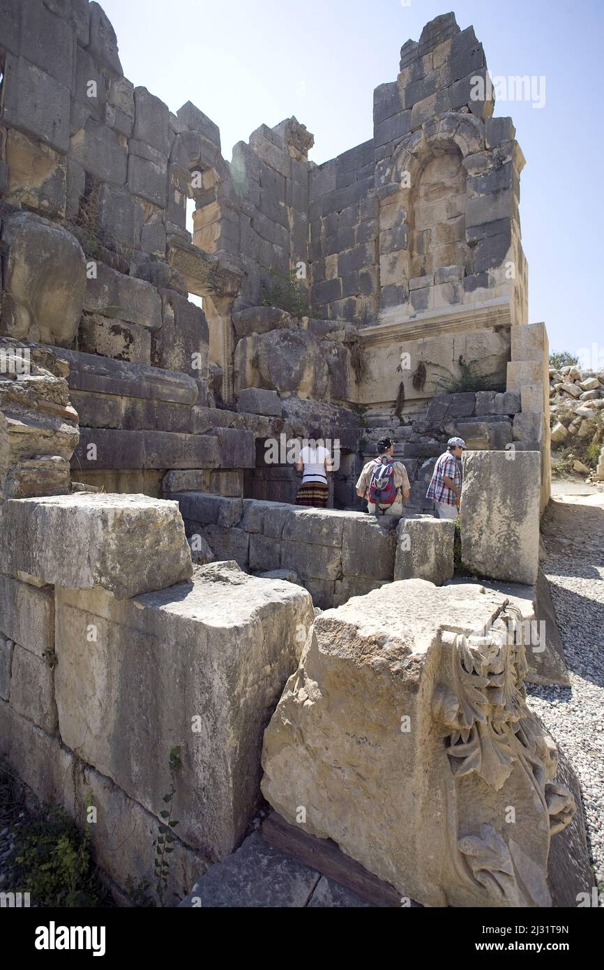 Außenwände des antiqe Amphitheaters an den Felsgräbern von Myra, Demre, Anatolien, der alten Lykien-Region, der Türkei, Mittelmeer Stockfoto