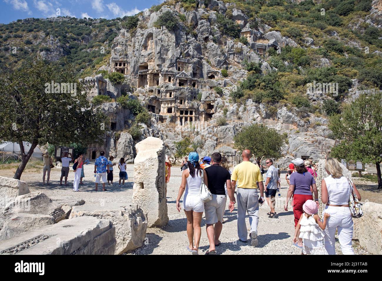 Touristen in den antiken Felsengräbern von Myra, Demre, Anatolien, der antiken Lykien-Region, der Türkei, Mittelmeer Stockfoto