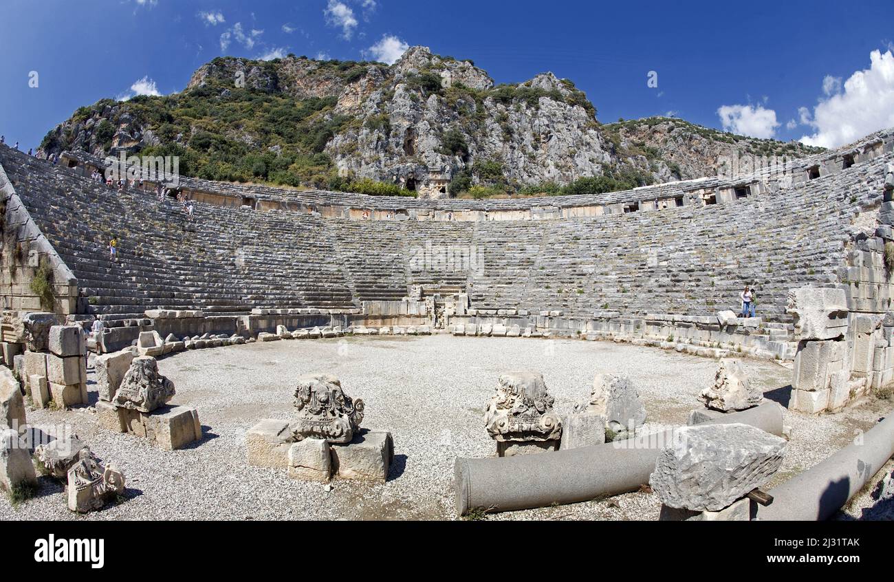 Antiqe Amphitheater an den Felsgräbern von Myra, Demre, Anatolien, der alten Lykien-Region, der Türkei, Mittelmeer Stockfoto