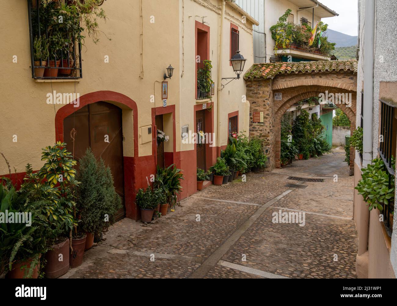 Guadalupe, Spanien 29. März 2022 Malerische schmale Straße im alten