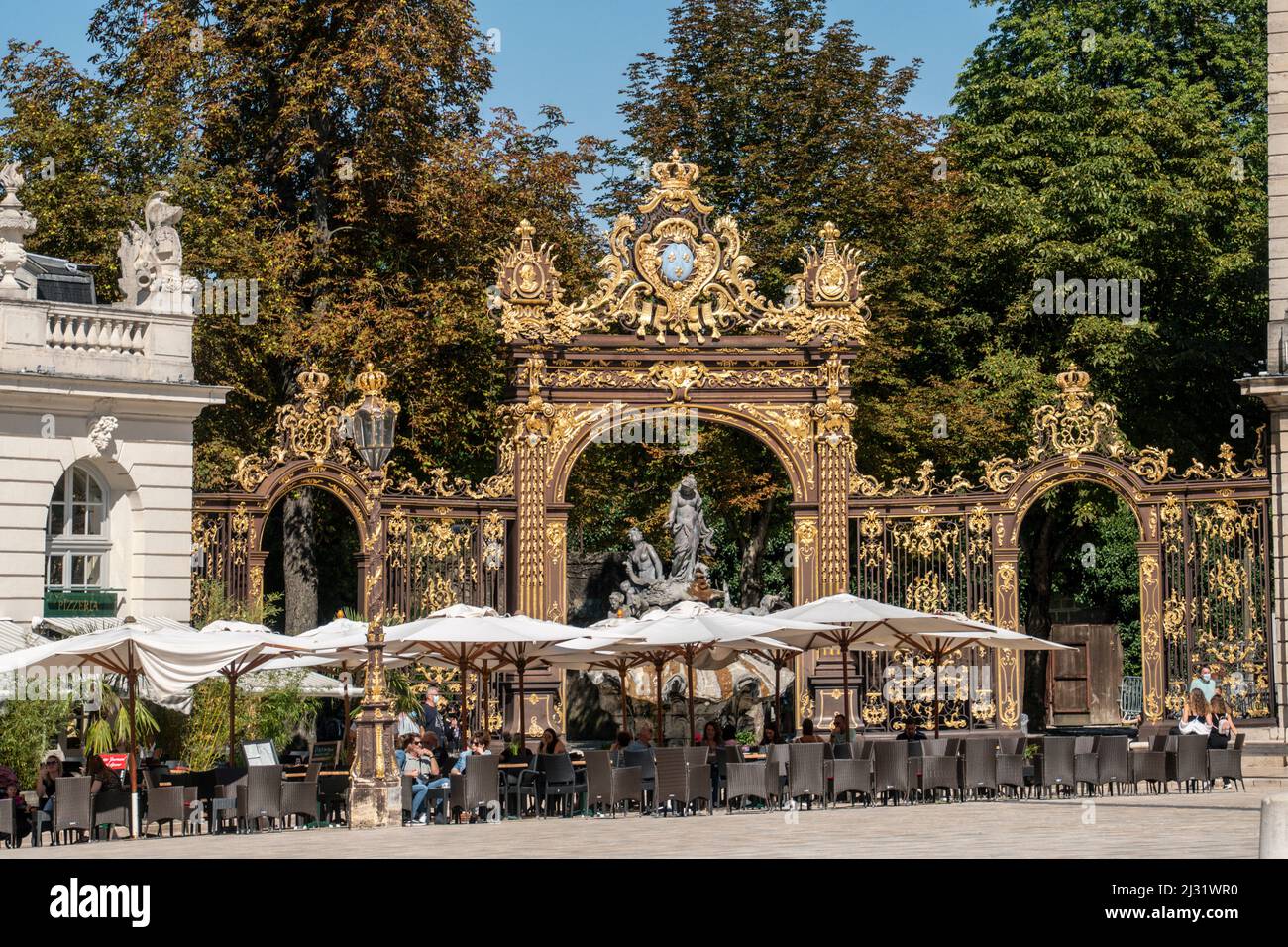 Place Stanislas, Brunnen von Amphitrit im Goldenen Tor, Street Cafe, Nancy, Lothringen, Frankreich, Europa Stockfoto