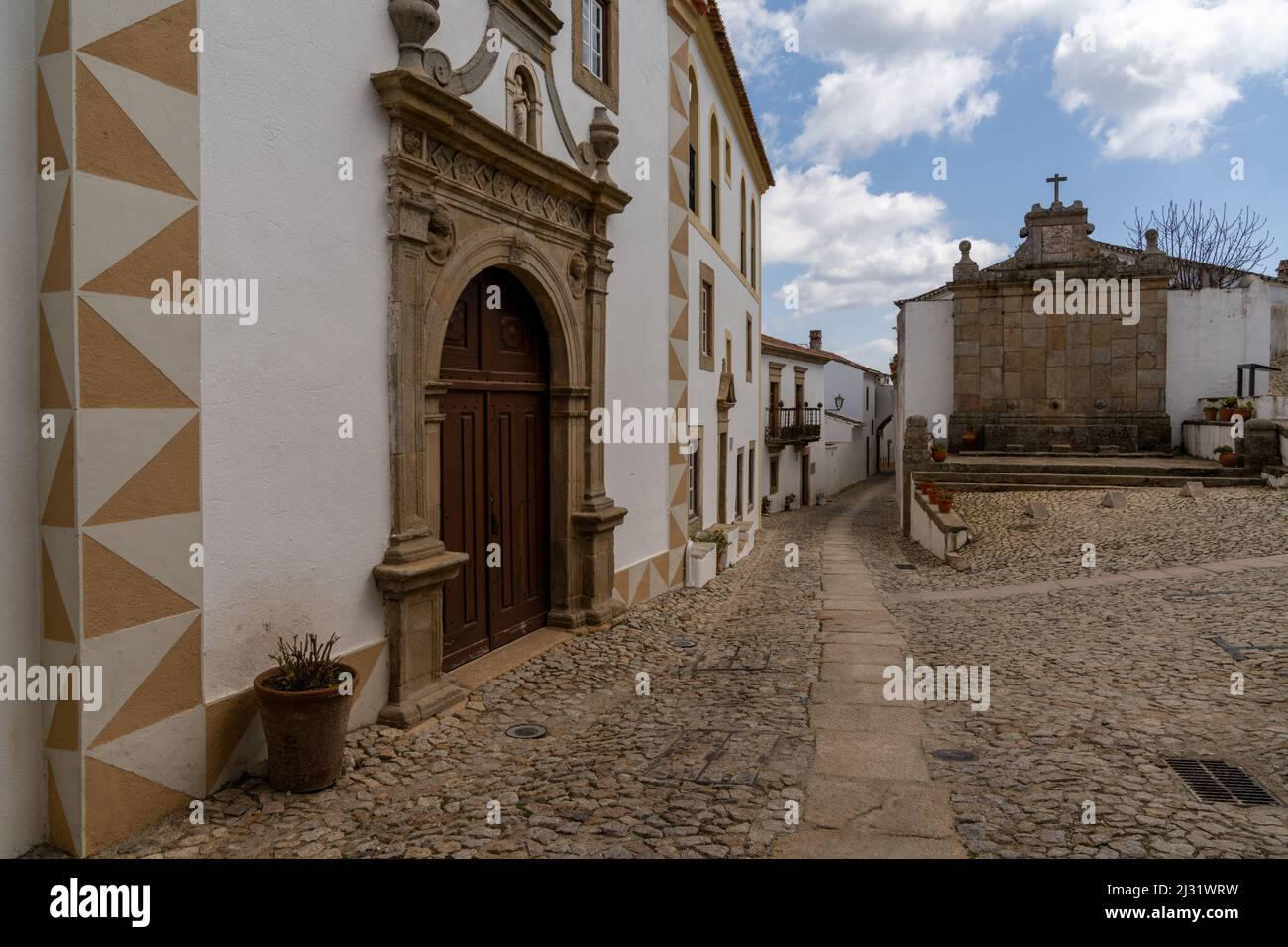 Santa Maria de Marvao, Portugal - 30. März 2022: Gepflasterte Straßen und malerische Häuser im alten Stadtzentrum von Marvao Stockfoto
