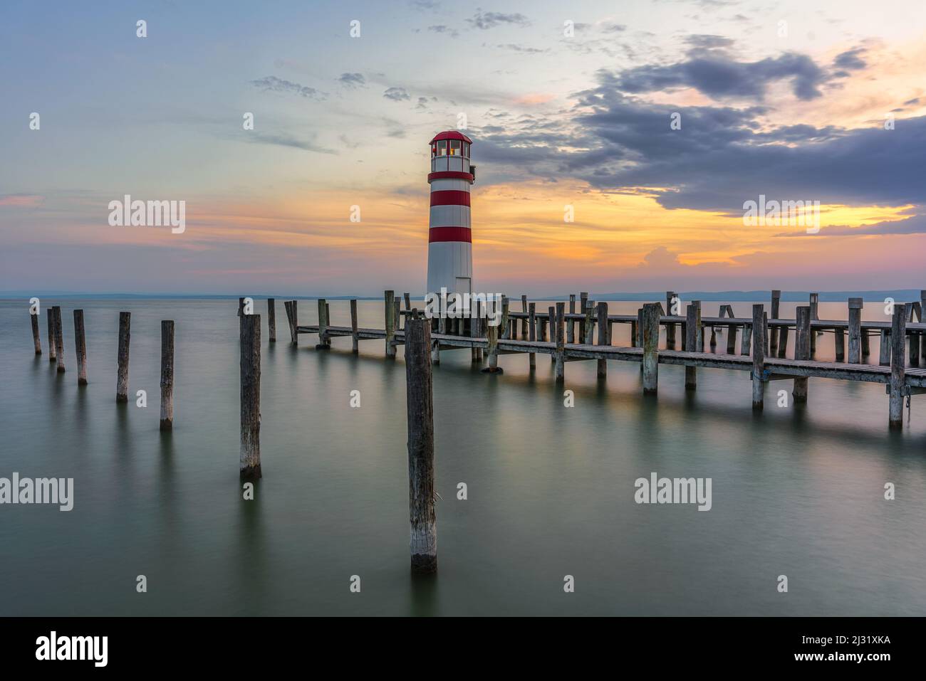 Der Leuchtturm in Podersdorf am Neusiedler See während des Sonnenuntergangs im Burgenland, Österreich Stockfoto