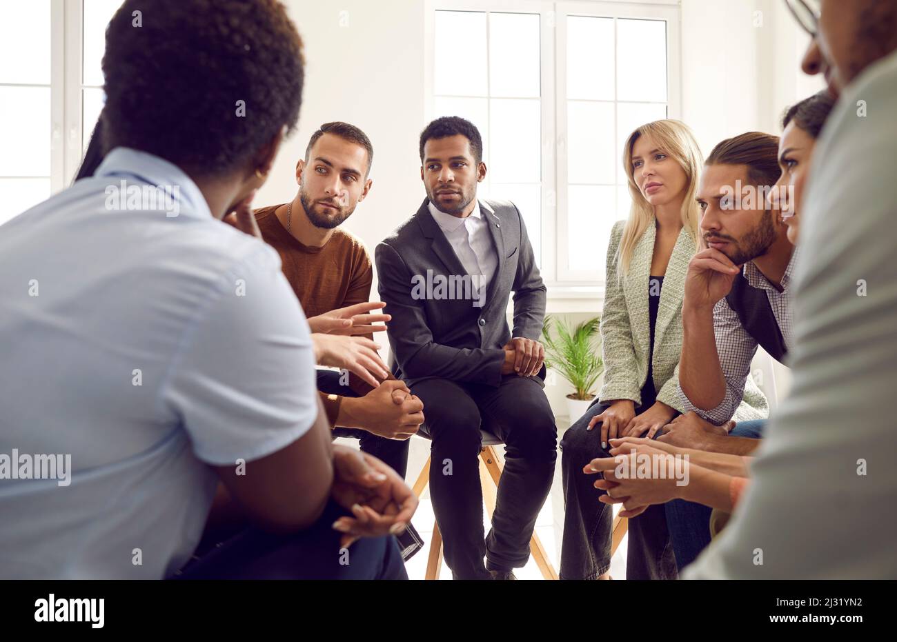 Eine Gruppe von ernsthaften Geschäftsleuten, die während eines Meetings im Büro über etwas diskutieren Stockfoto