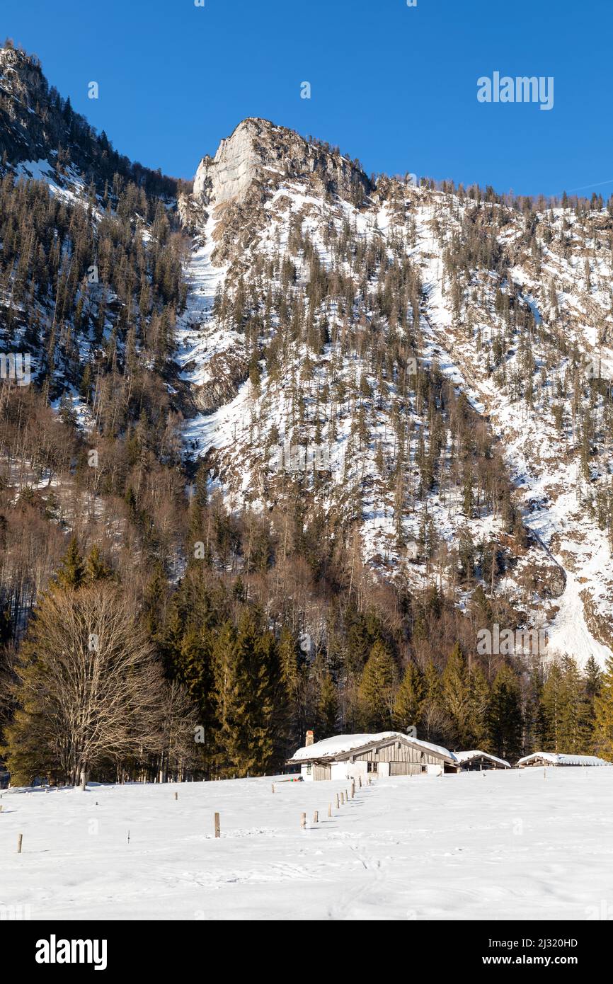 Hütten am gefrorenen Lödensee bei Ruhpolding, Bayern, Deutschland Stockfoto