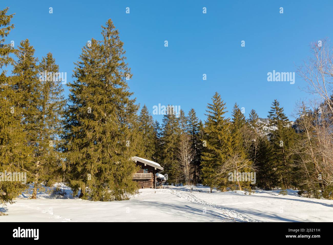 Hütte am gefrorenen Lödensee bei Ruhpolding, Bayern, Deutschland Stockfoto
