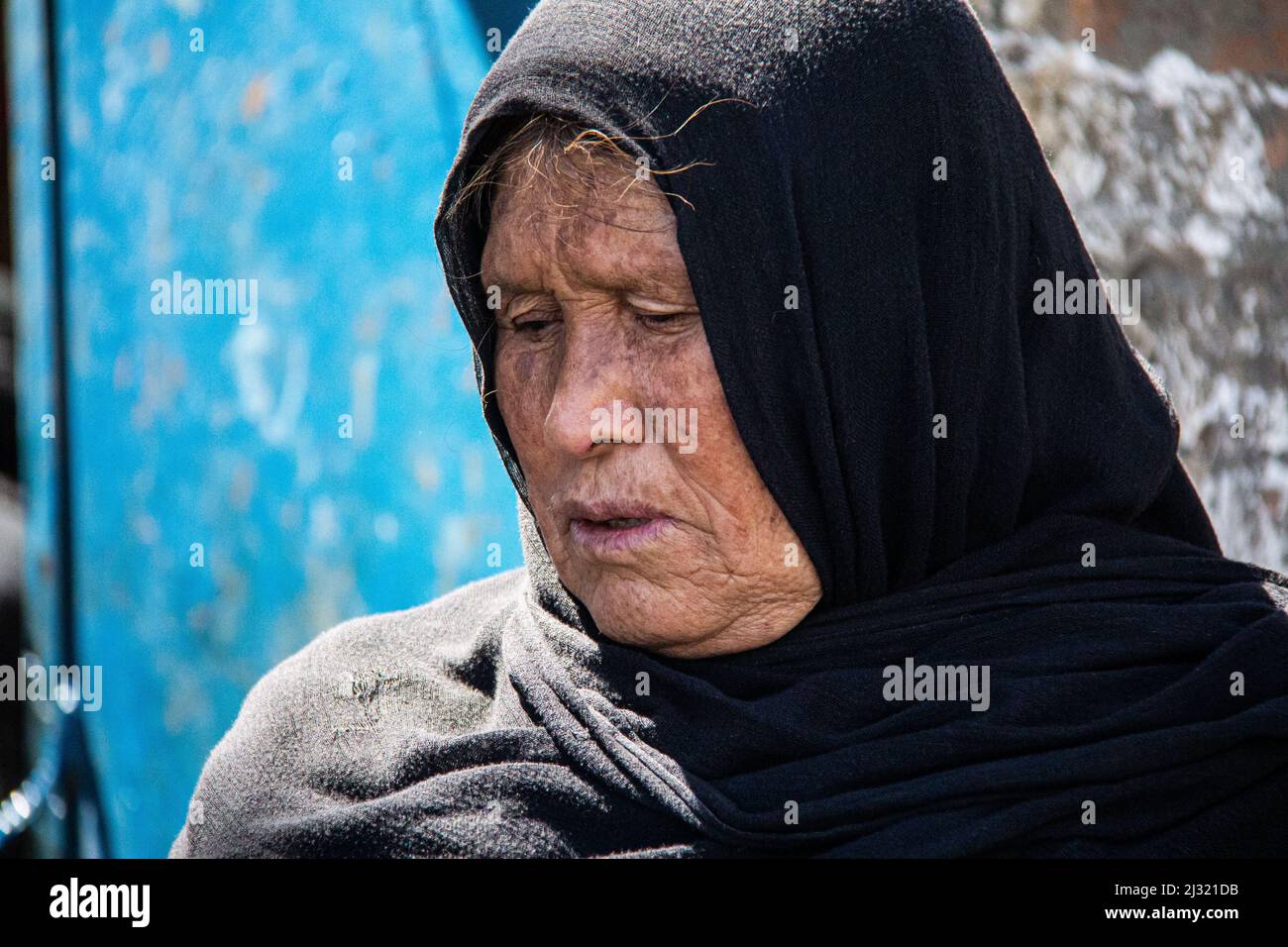 Eine alte afghanische Immigrantin lebt allein in der Stadt Teheran Stockfoto