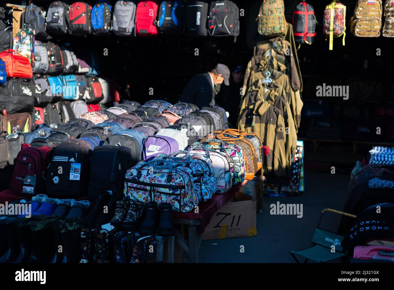 WLADIWOSTOK, RUSSLAND - 12. OKTOBER 2018: Chinesischer Straßenmarkt für Bekleidung. Stockfoto