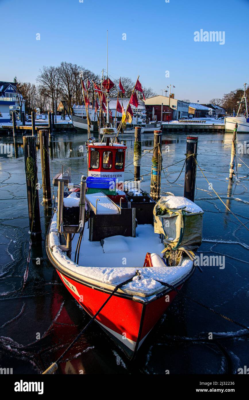 Kleine Fischerboote im eisigen Hafen von Niendorf, Lübecker Bucht, Schleswig Holstein, Deutschland Stockfoto
