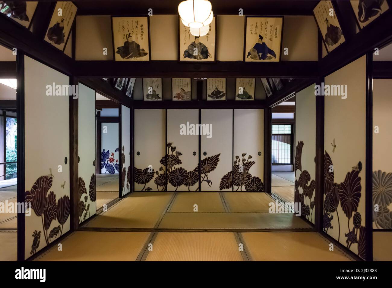 Horizontale Frontansicht der mit Lotus verzierten Fusuma-Schiebetüren im Inneren des Shoren-in Buddhistischen Tempels (Shoren-in Monzeki), Higashiyama, Kyoto Stockfoto