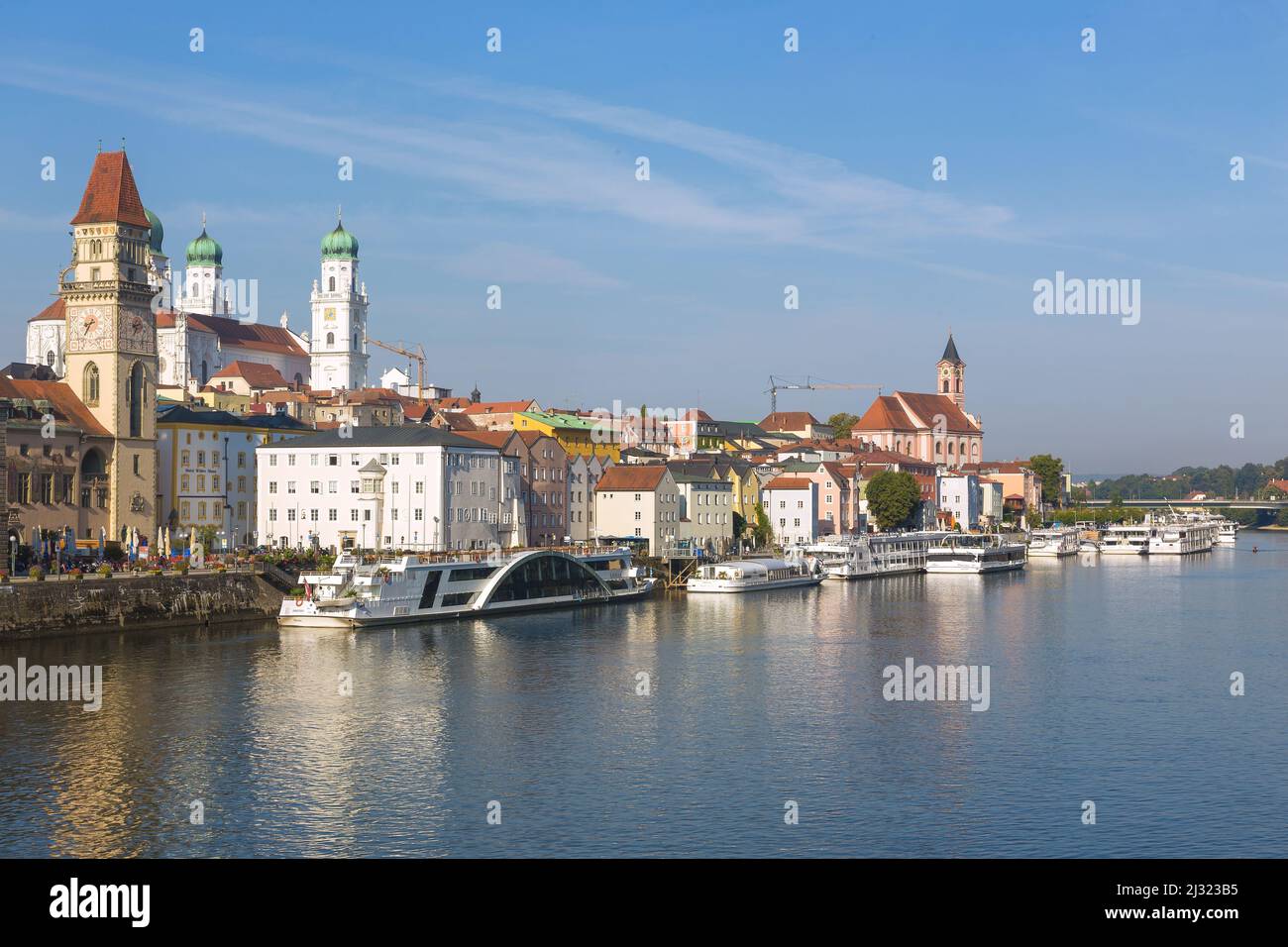 Passau, Donauufer, Altstadt mit Rathaus, Stephansdom,#39, St. Paul &#39, Pfarrkirche, Ausflugsboote Stockfoto