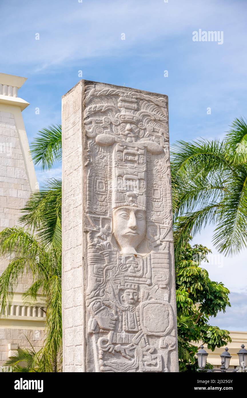 Tulum, Mexiko - 26. März 2022: Blick auf das architektonische Detal des Bahia Principe Grand Coba an der Riviera Maya. Stockfoto