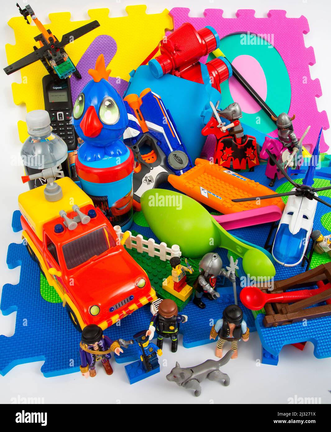 Kunststoff wird in vielen Waren verwendet, die Menschen im täglichen Leben verwenden. Stockfoto