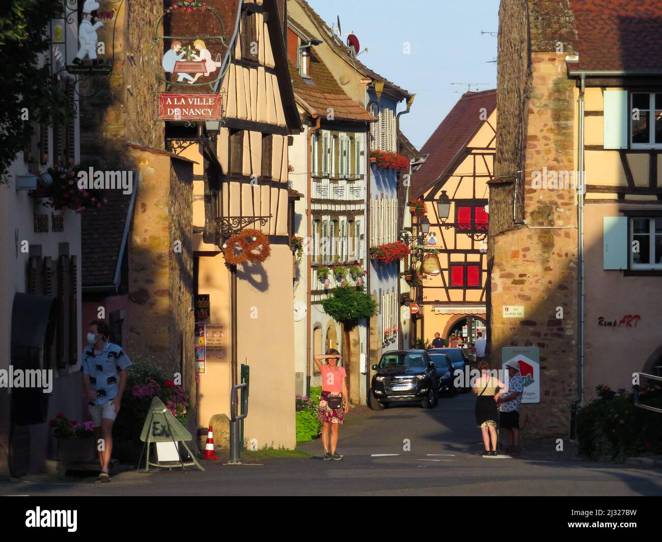 Frankreich, Eguisheim - eine Gemeinde oder ein Dorf im Departement Haut-Rhin in Grand Est im Nordosten Frankreichs. Eguisheim produziert elsässischen Wein. Das Dorf Stockfoto