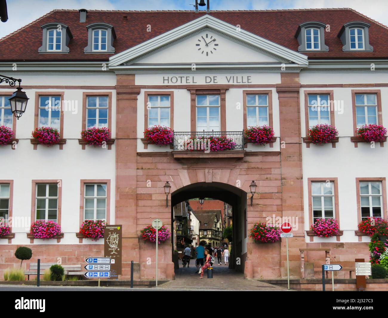 Das Rathaus oder im französischen Hotel de Ville in Riquewihr, Elsass, Frankreich. Riquewihr ist eine Gemeinde im Departement Haut-Rhin in Grand Est in Nord-Este Stockfoto