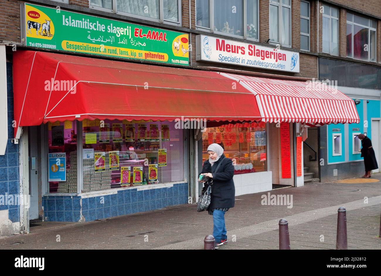 Niederlande, eine islamische Metzgerei, die Halal-Fleisch verkauft, neben einer niederländischen Metzgerei. Stockfoto