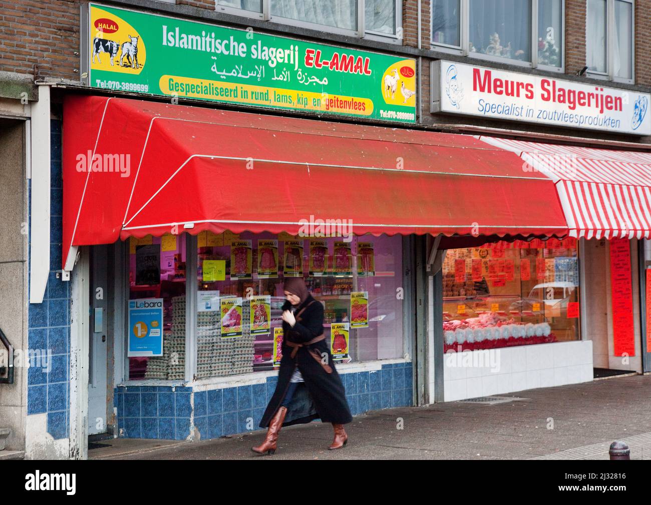 Niederlande, eine islamische Metzgerei, die Halal-Fleisch verkauft, neben einer niederländischen Metzgerei. Stockfoto
