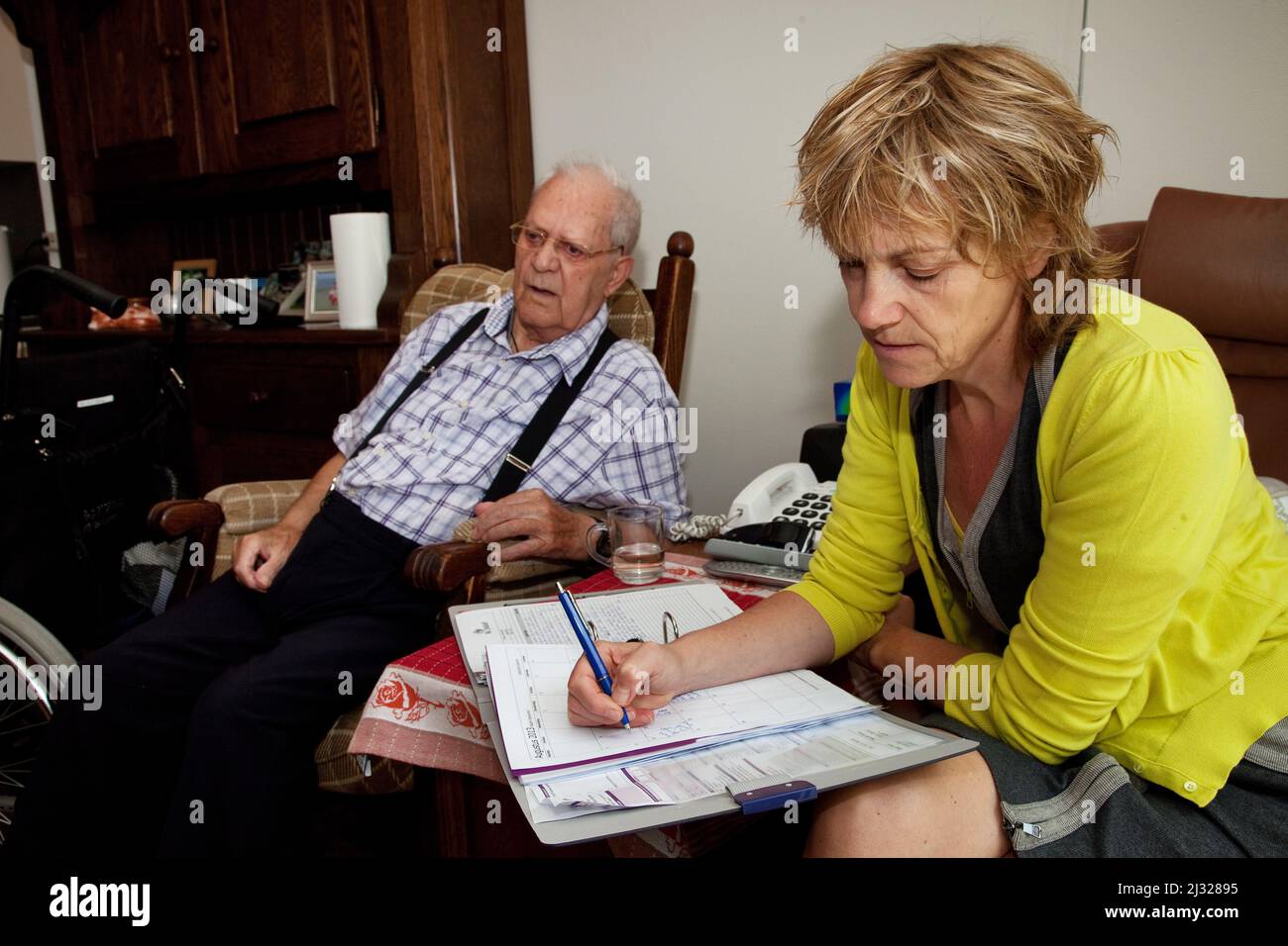 Niederlande, in einem Pflegeheim oder Pflegeheim für die häusliche Pflege von älteren oder behinderten Menschen, ein Pflegepersonal bei der Ausfüllung des „Lebensplan“. Th Stockfoto