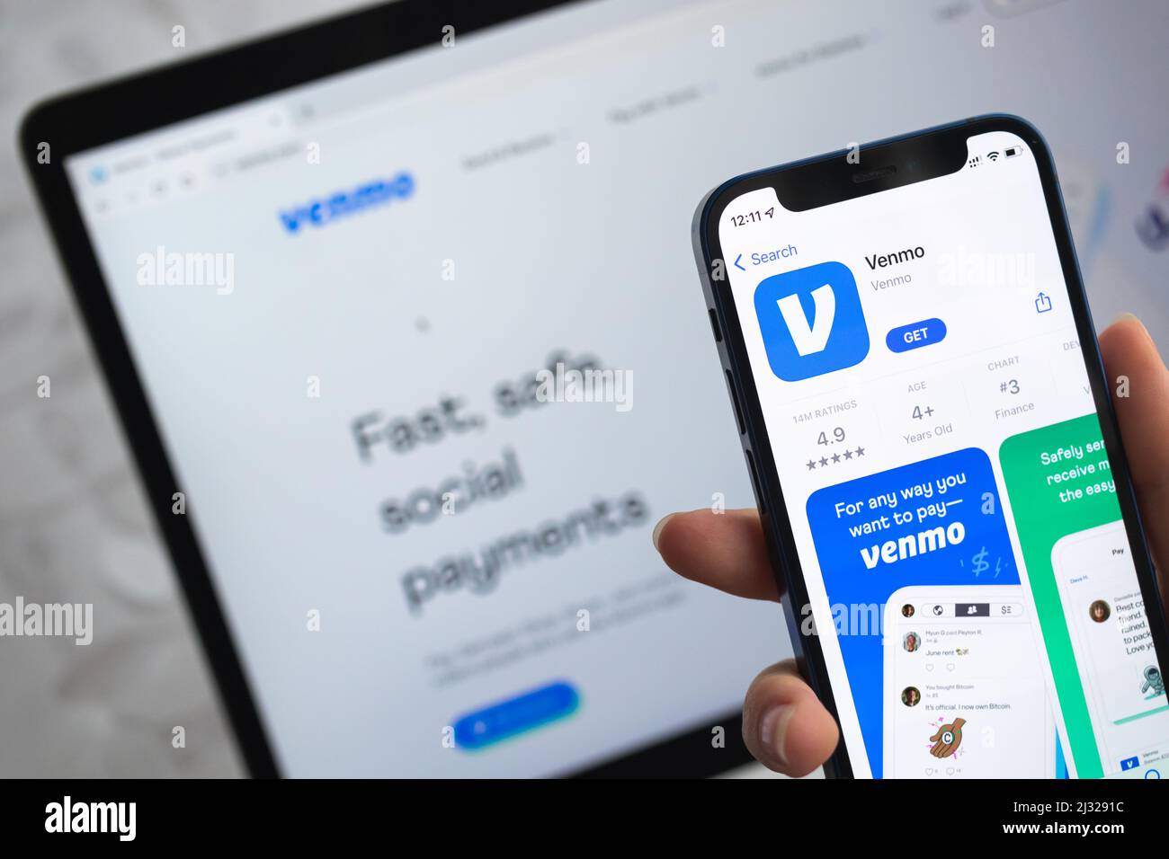 Poltava, Ukraine - 5. April 2022: Venmo App Icon. Hand mit Handy mit Anwendung. Mobile Banking und Investmentkonzept Stockfoto