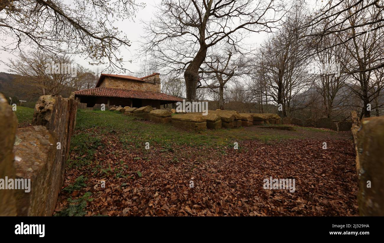 Ermita de San Adrián, Necrópolis de San Adrián de Argiñeta, Elorrio, Vizcaya, País Vasco, España Stockfoto