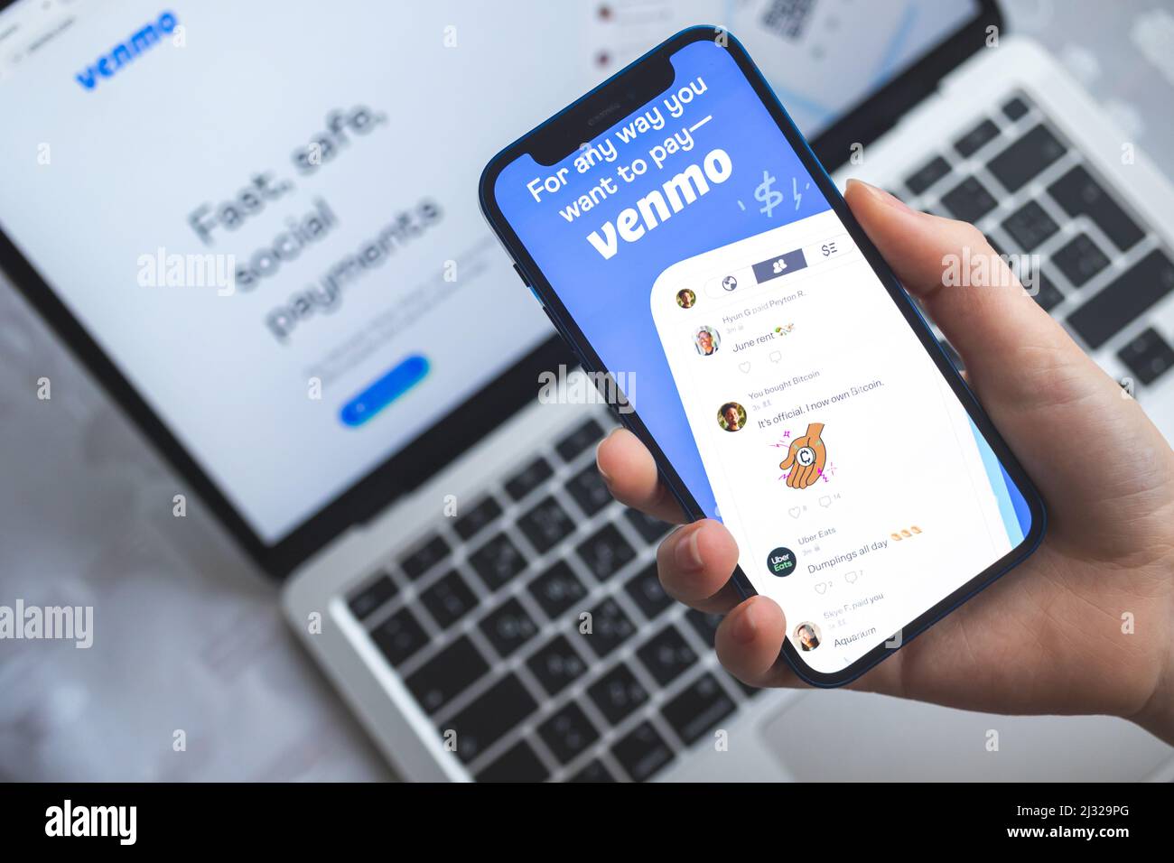 Frau verwendet die Venmo-App. Mobile Phone Banking und Investmentkonzept Stockfoto