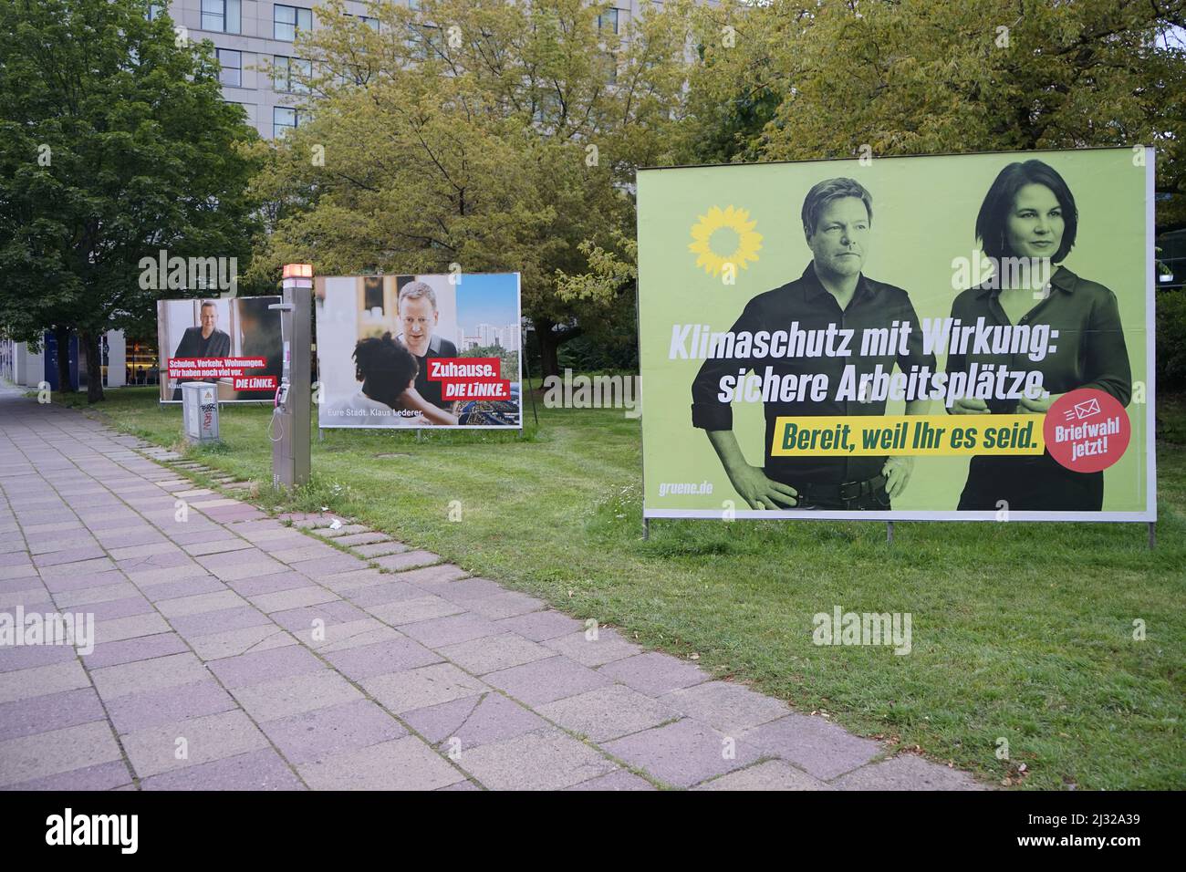 Klaus Lederer (Linke), Robert Habeck und Annalena Baerbock (Grüne) - Wahlplakate zu den Bundestagswahlen 2021, Berlin-Mitte (nur für redaktionelle Stockfoto