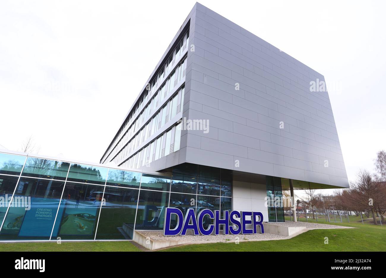 Kempten, Deutschland. 05. April 2022. Die Konzernzentrale der DACHSER Gruppe. Der im Allgäu ansässige Logistikkonzern Dachser hat im vergangenen Jahr sein Luft- und Seefrachtgeschäft nahezu verdoppelt und erwirtschaftete erstmals einen Umsatz von mehr als sieben Milliarden Euro. Quelle: Karl-Josef Hildenbrand/dpa/Alamy Live News Stockfoto