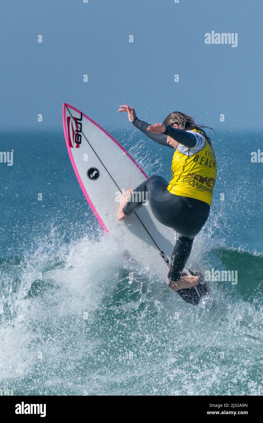 Ein männlicher Surfer, der an einem Surfwettbewerb im britischen Fistral in Newquay in Cornwall teilhat. Stockfoto